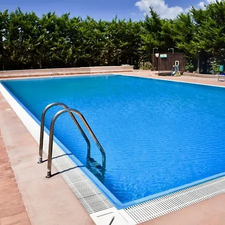 Lejlighed Sleeps 5 With Pool